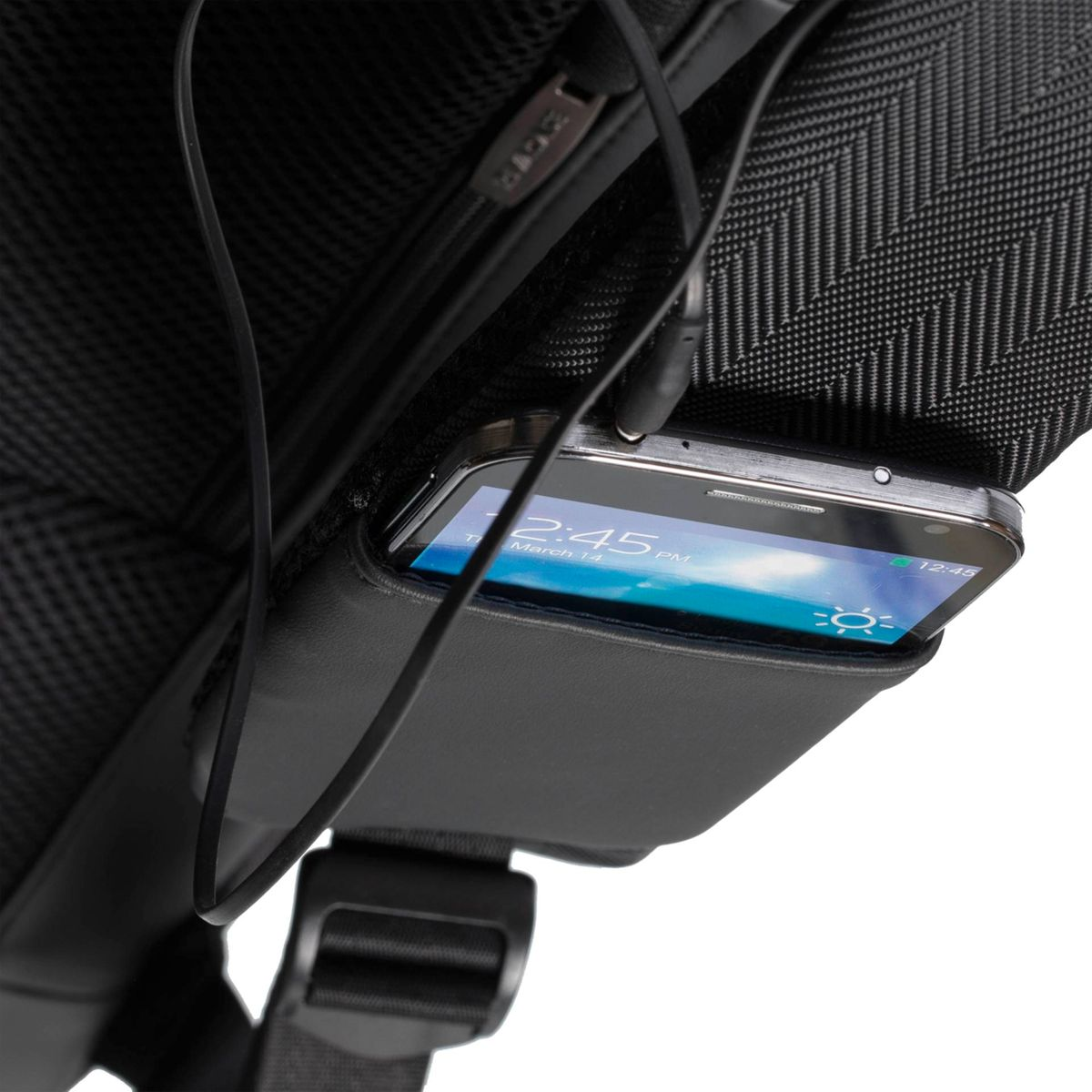 Ein Smartphone ist in einer schwarzen Tasche an einem Rucksack befestigt.
