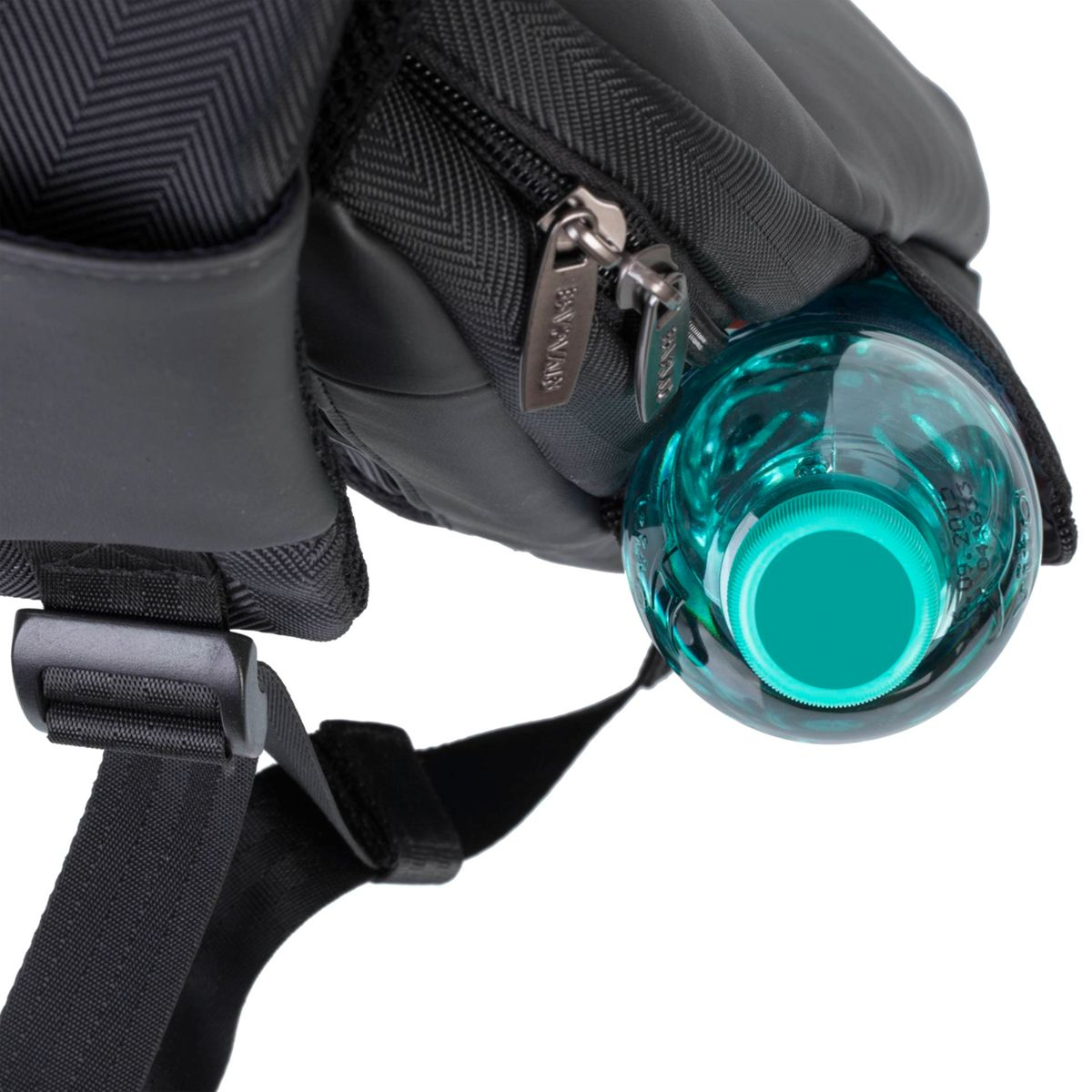 Eine schwarze Tasche hat eine türkise Wasserflasche mit Reißverschlüssen an der Seite.