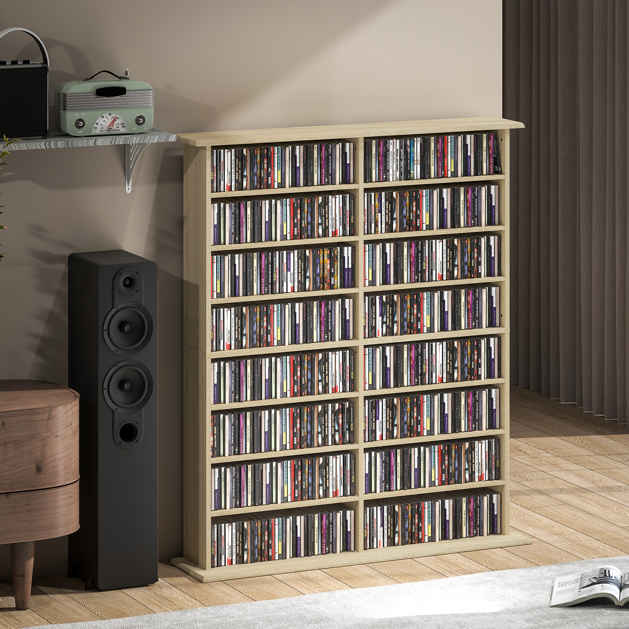 Scaffale in legno con CD, altoparlante nero, radio e cassettiera. Pavimento in legno.