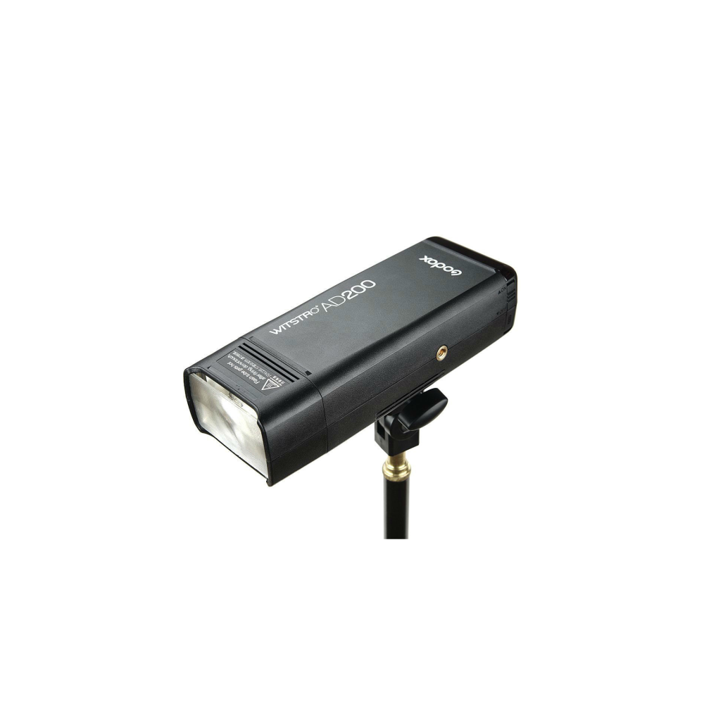 Een zwarte Godox Witstro AD200 flitser gemonteerd op een standaard, op witte achtergrond.