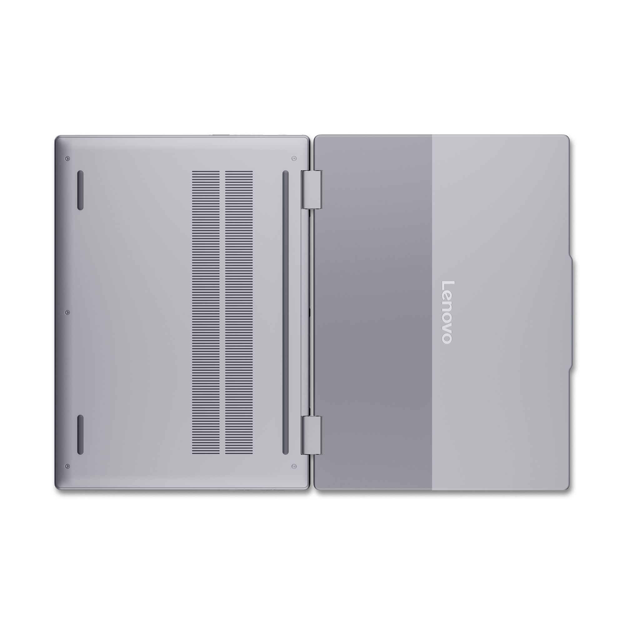 Un portátil plateado abierto, con rejillas de ventilación abajo y logo Lenovo arriba.