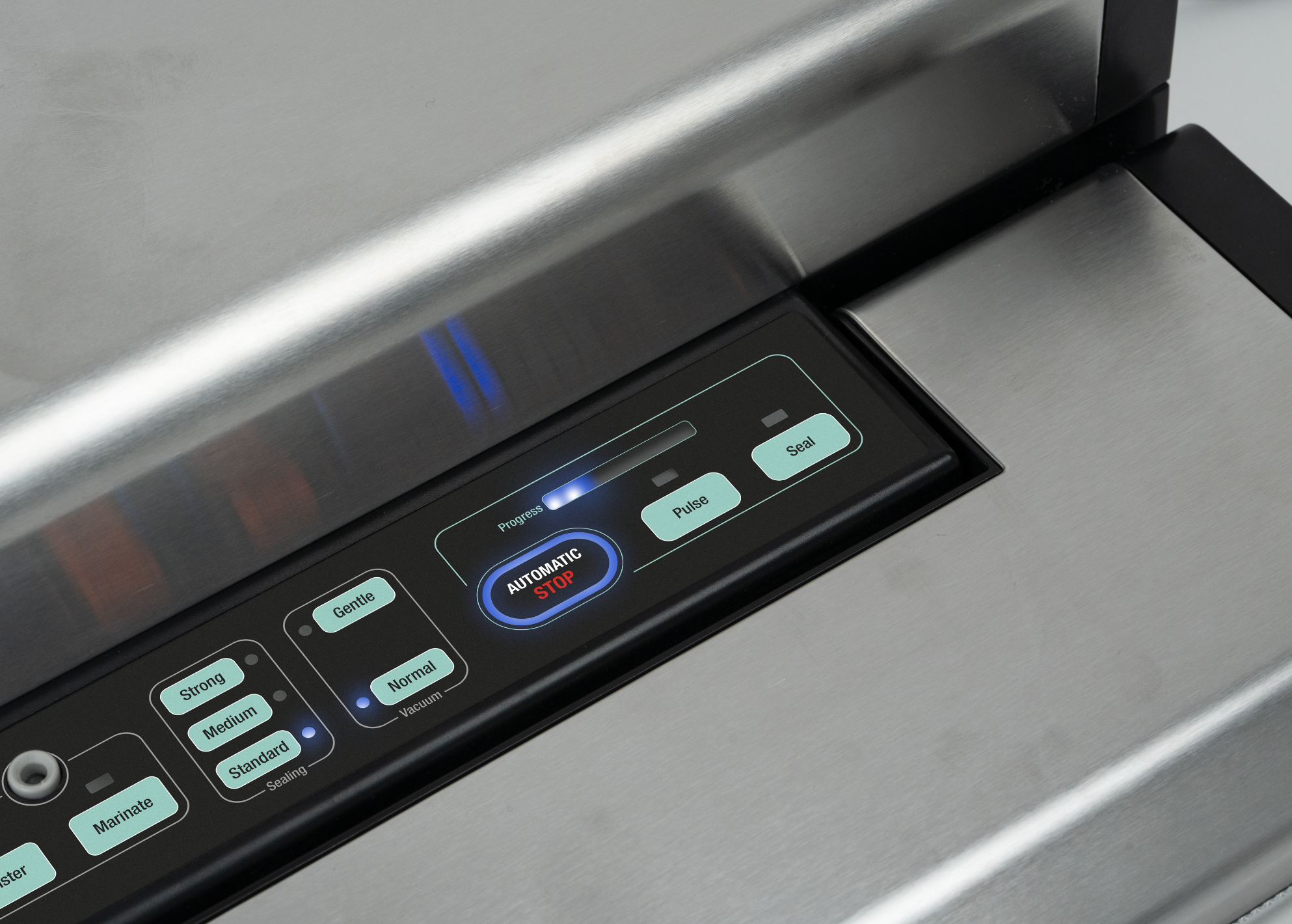 Primer plano del panel de control de una envasadora al vacío con botones para modos de sellado y parada.