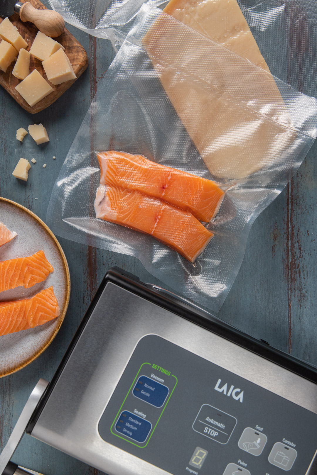 Salmón y queso siendo sellados al vacío con máquina LAICA.