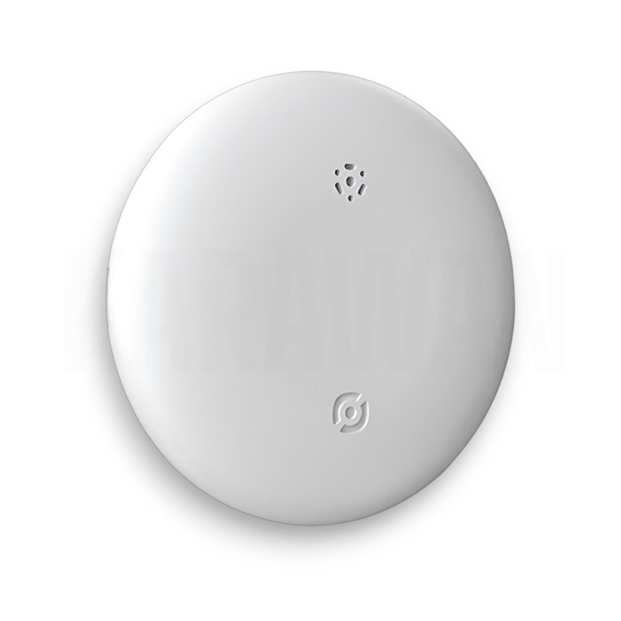 Un detector de humo blanco y redondo con rejillas y un logo.