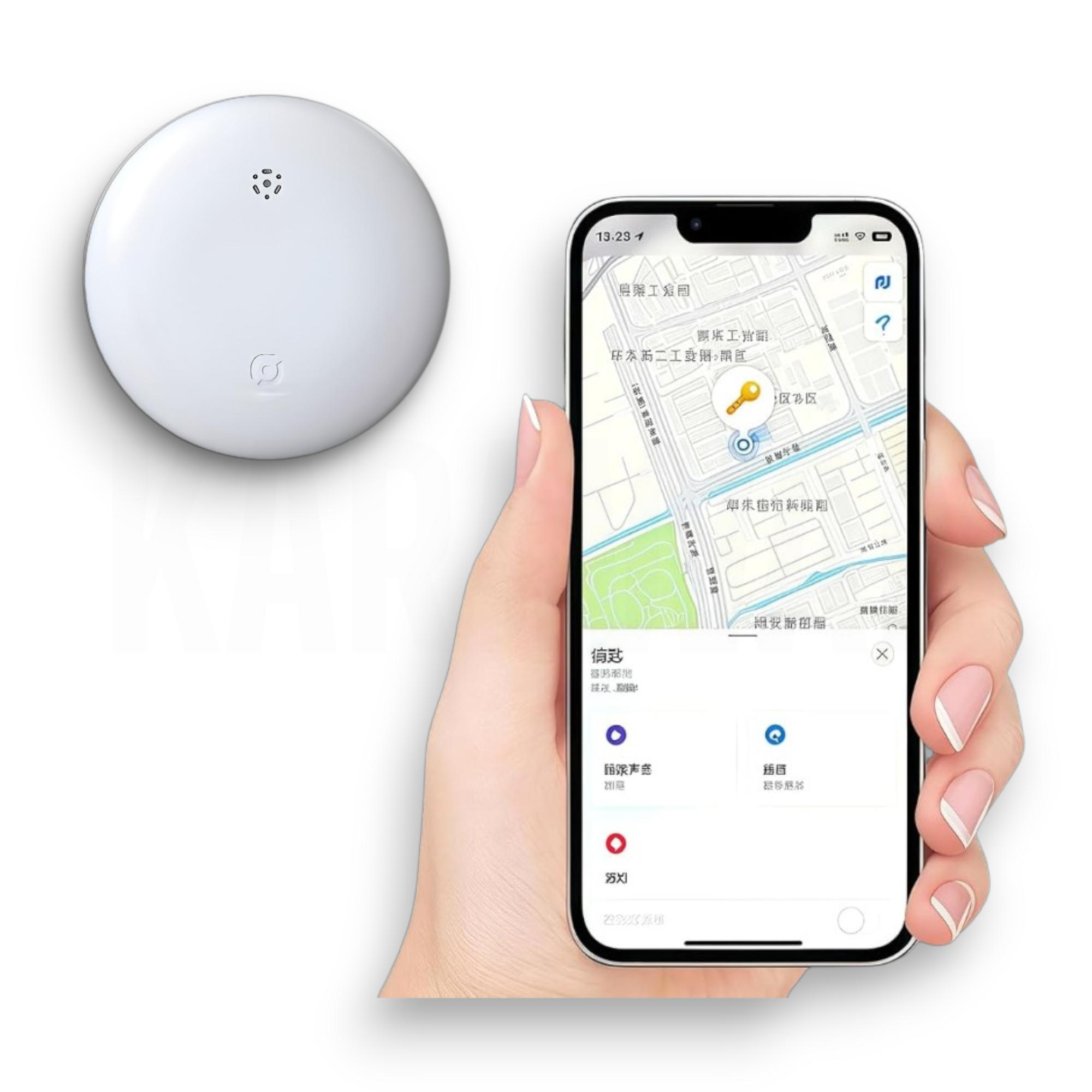 Una mano sostiene un smartphone con un mapa. Un dispositivo blanco descansa a su lado.