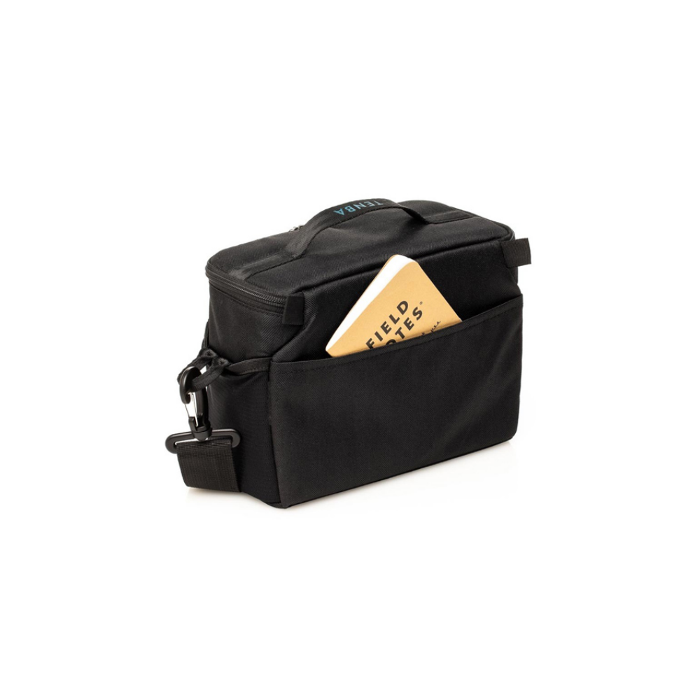 Zwarte tas met een notitieboekje in het voorvak. De tas heeft een handvat en riem.