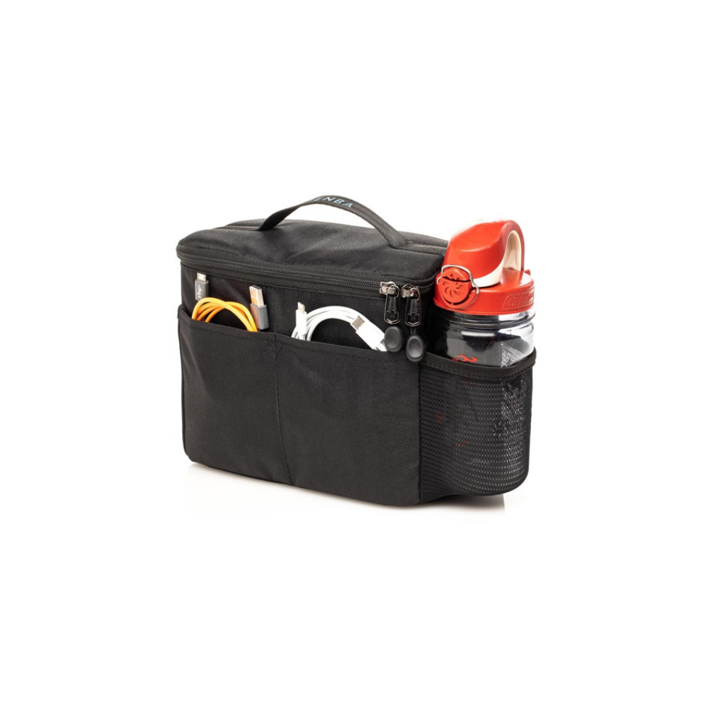 Zwarte tas met vakken voor kabels en een rode waterfles.