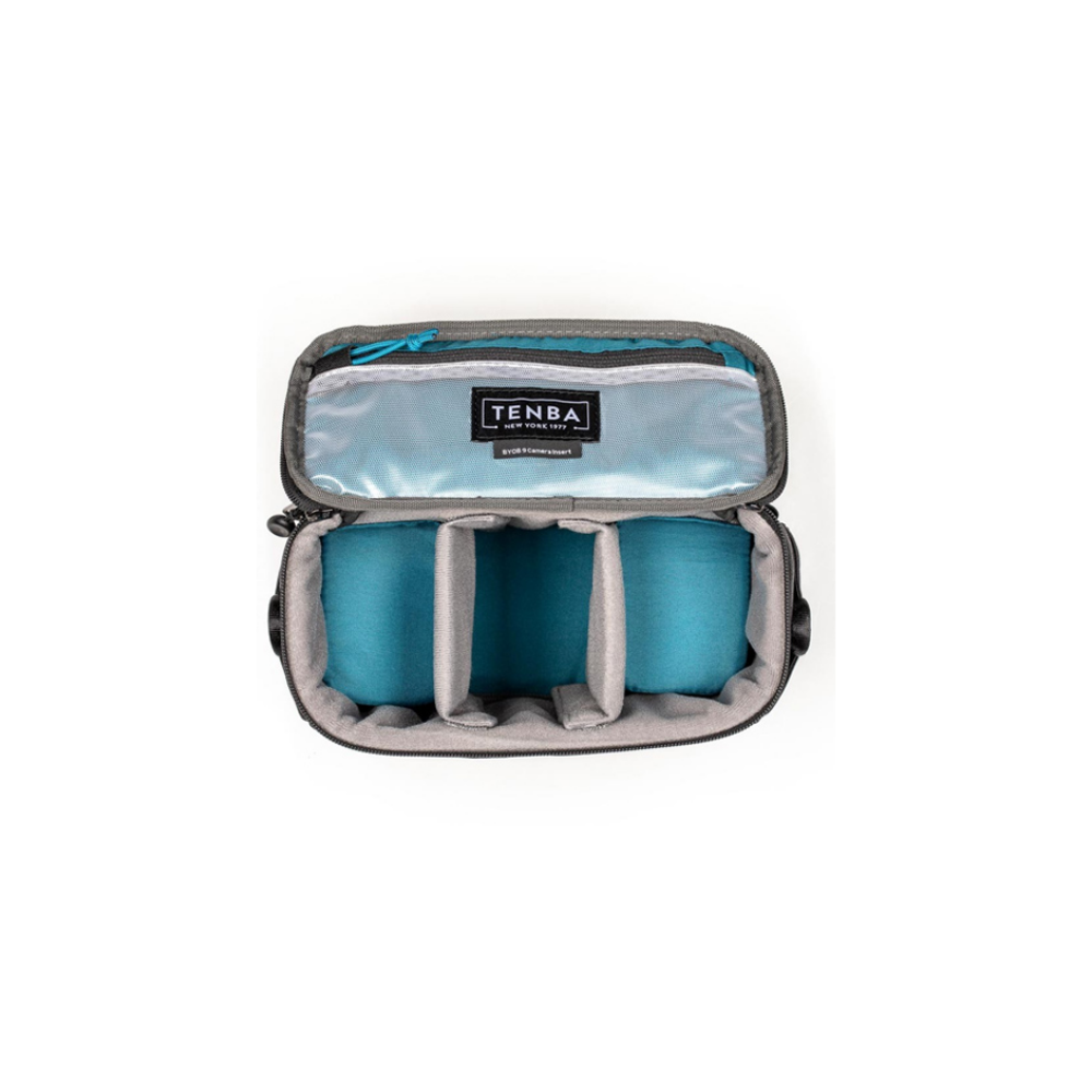 Open grijze Tenba tas met teal interieur en verdelers.