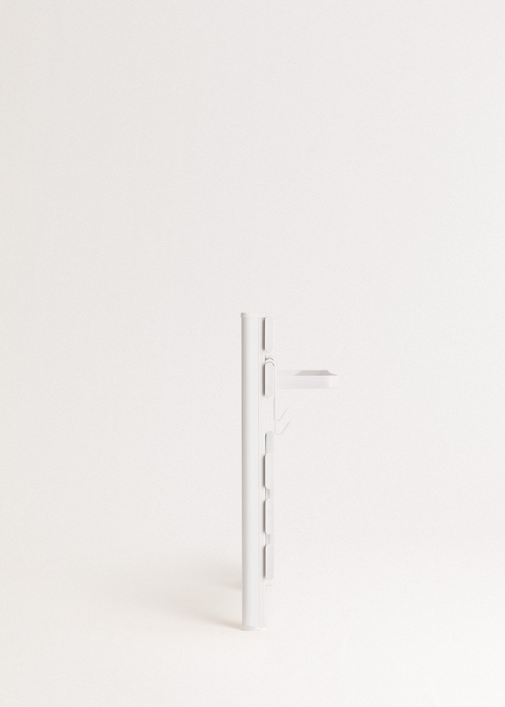 Un colgador blanco de pared con varios ganchos sobre fondo blanco.