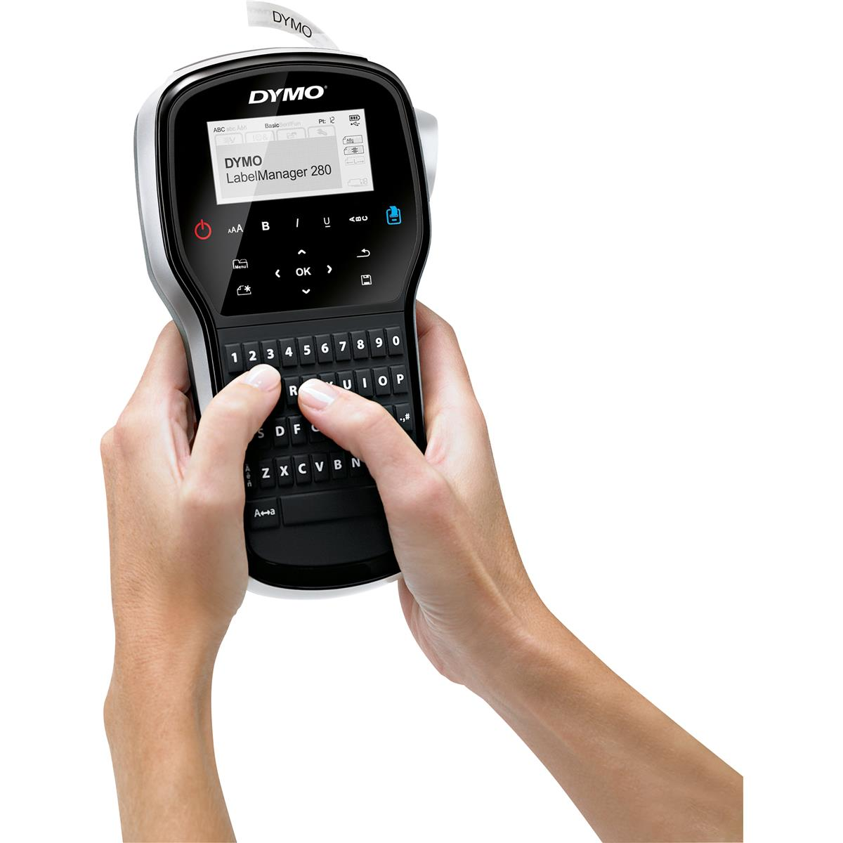 Mani che utilizzano una Dymo LabelManager 280 con tastiera e schermo.