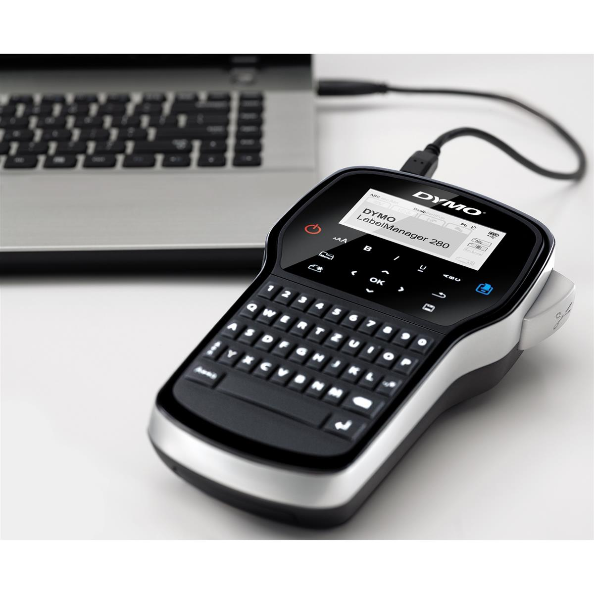 Un DYMO LabelManager 280 con tastiera è collegato a un laptop.