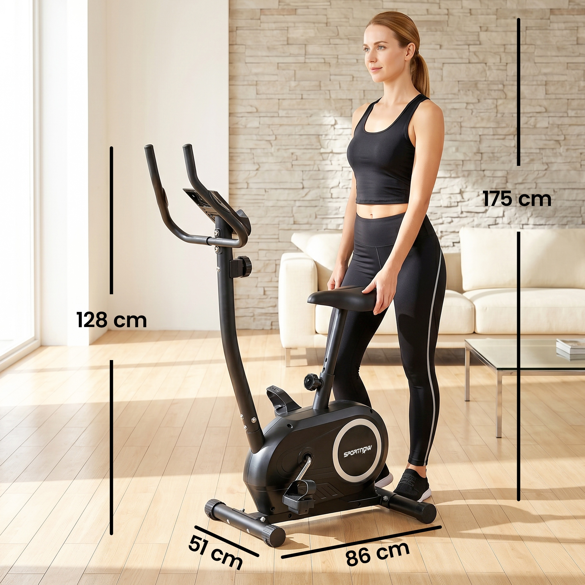 Una donna è accanto a una cyclette nera con dimensioni.