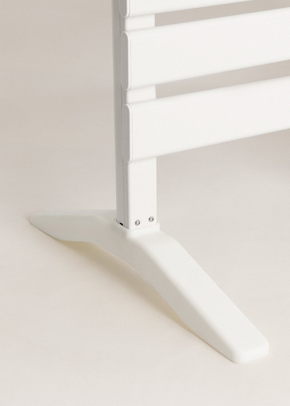 Un soporte blanco con barras horizontales, sobre un fondo claro.