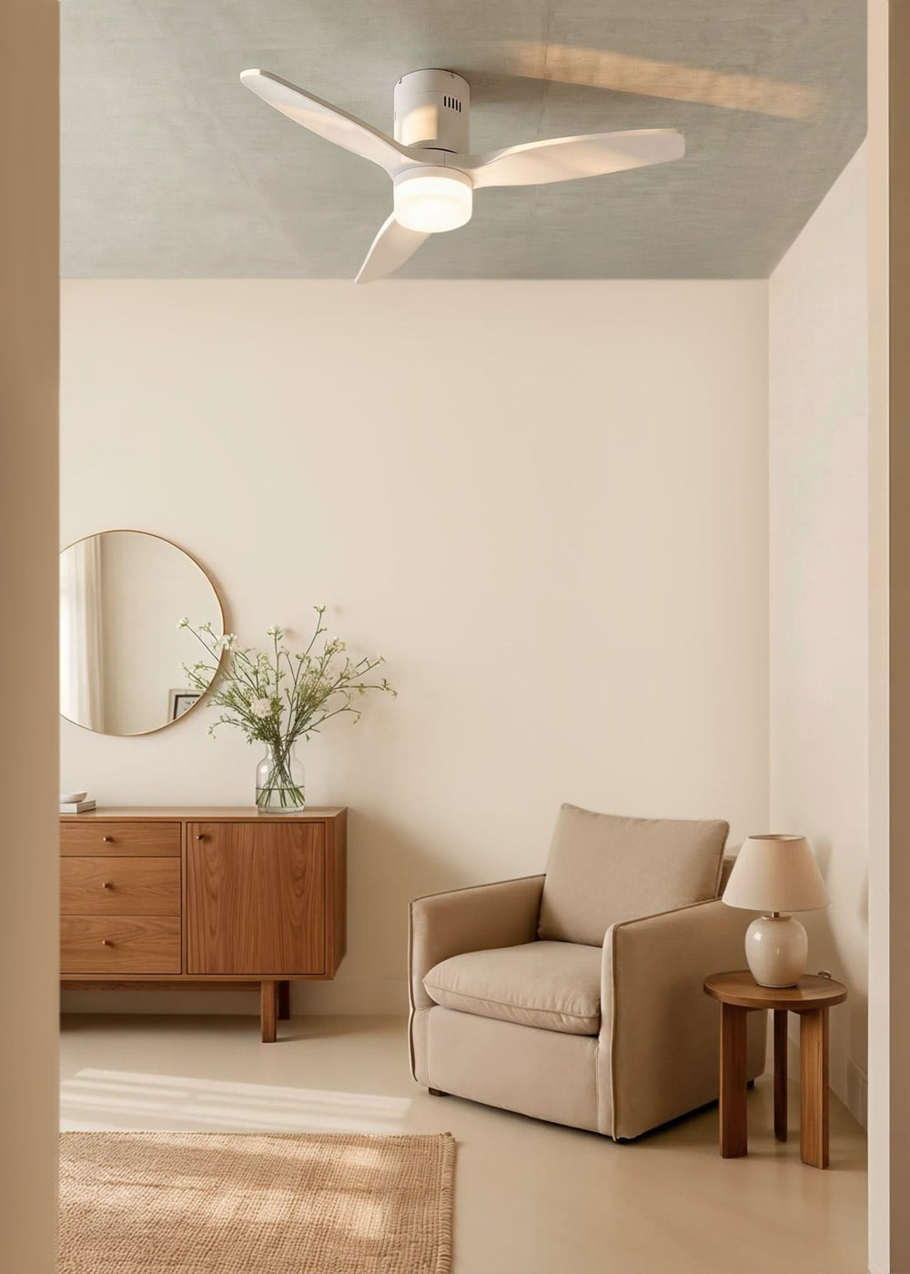 Un ventilador de techo blanco con luz sobre un sillón beige.