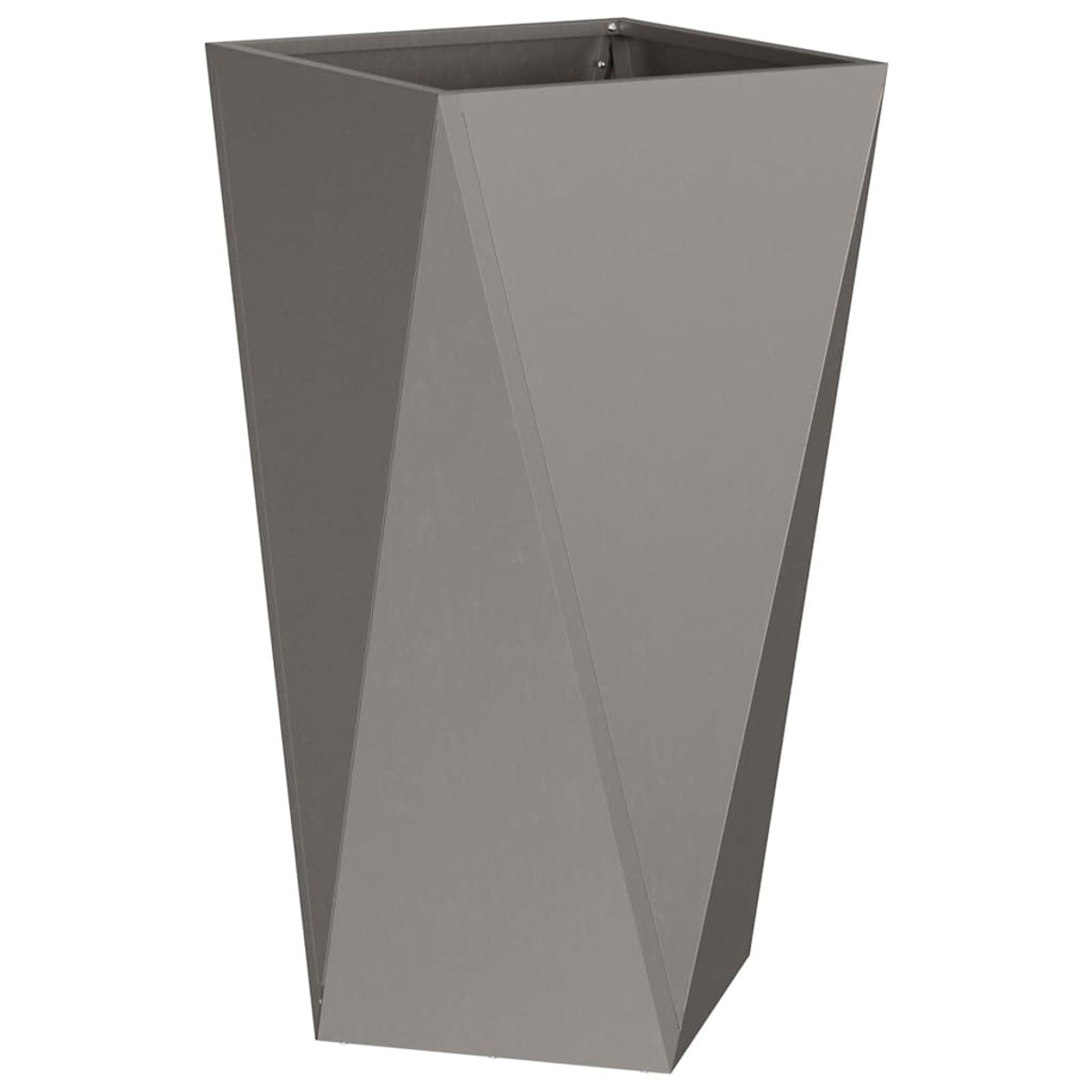 Un vaso alto, grigio e geometrico si erge su sfondo bianco.