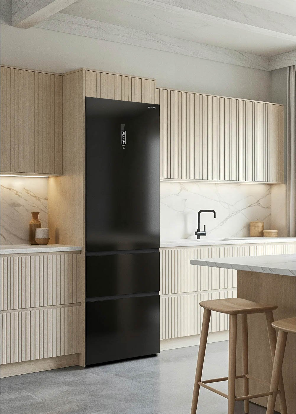 Refrigerador negro moderno junto a gabinetes de cocina de madera con listones verticales.