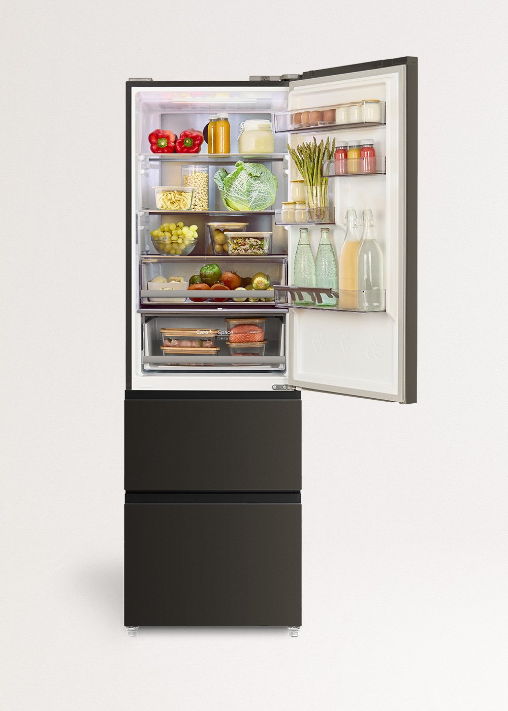 Refrigerador negro abierto con frutas, huevos y bebidas sobre fondo blanco.