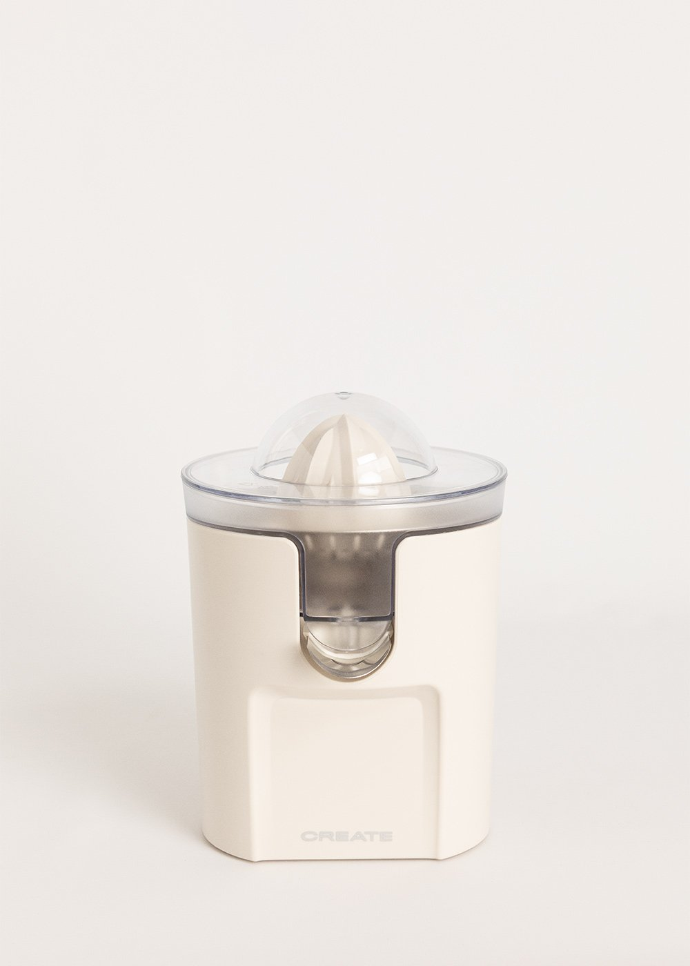 Un exprimidor de cítricos eléctrico color crema con tapa transparente y un pico.