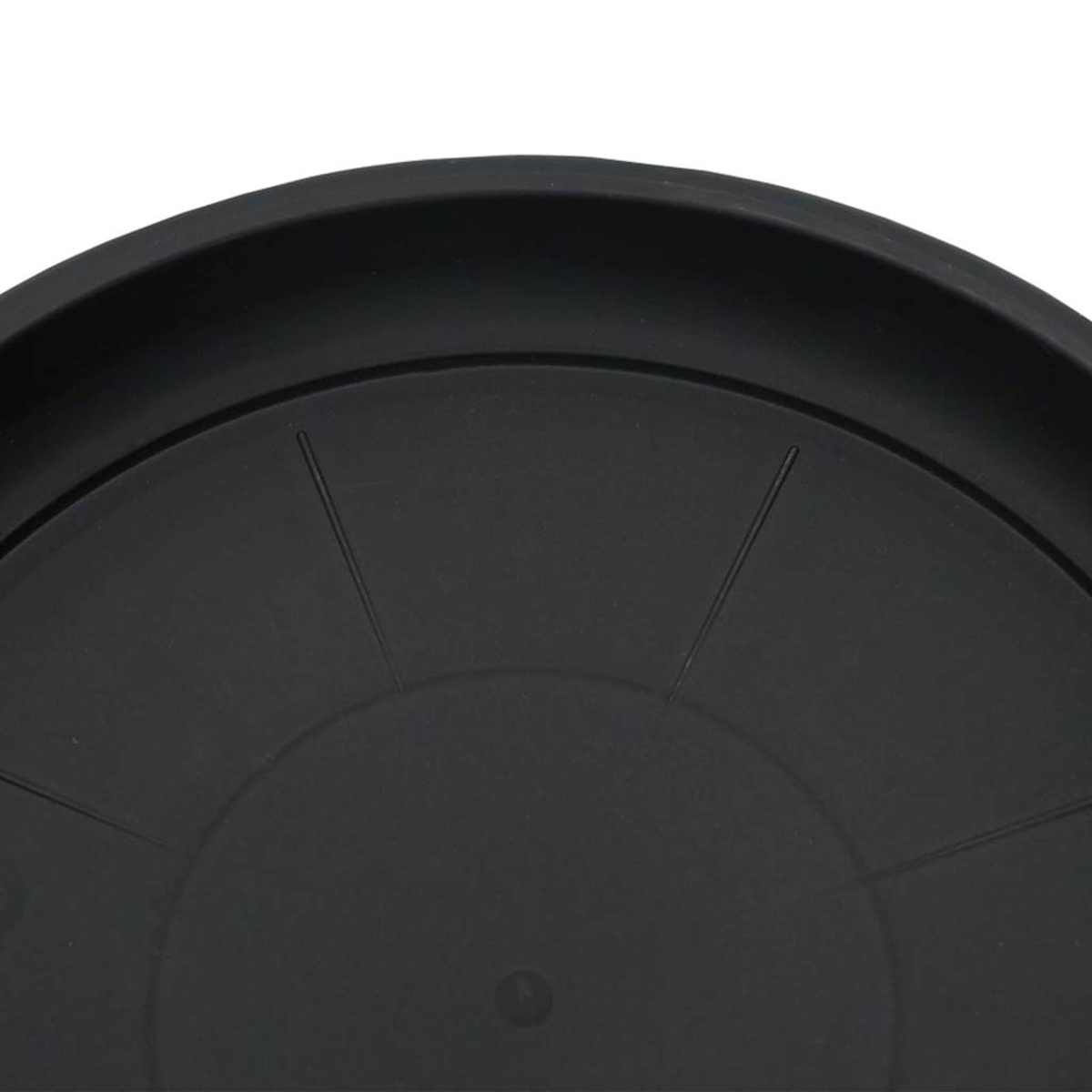 Sottovaso nero con cerchi concentrici e linee.