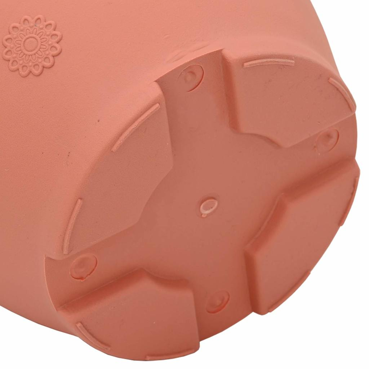 Parte inferiore di un vaso di terracotta con motivo floreale in rilievo e piedini di supporto.