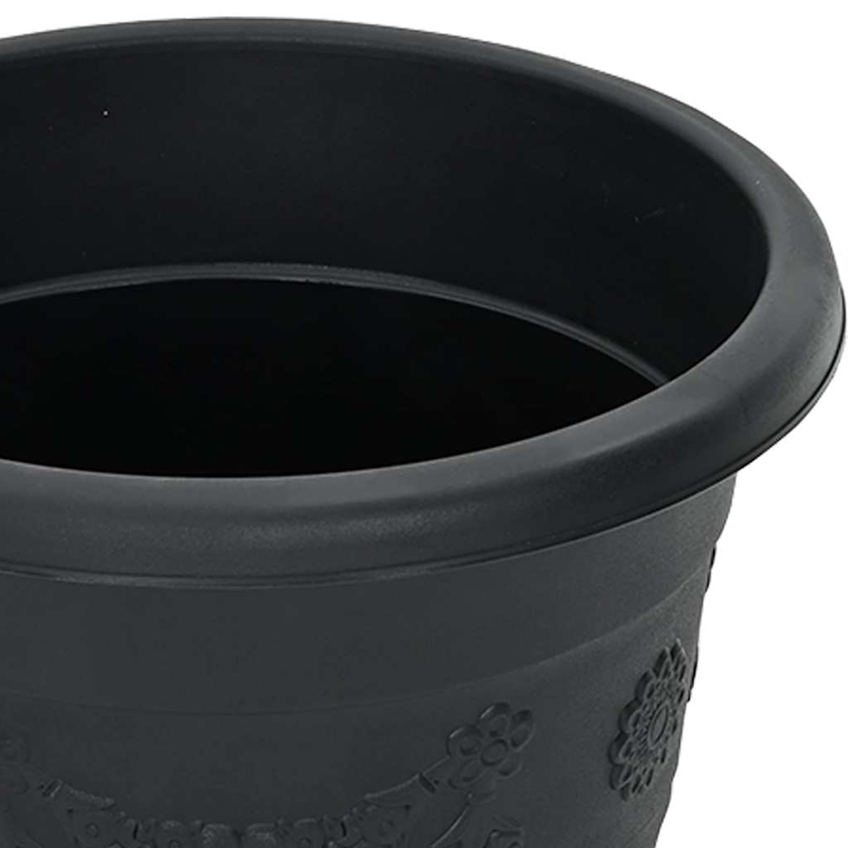 Schwarzer Blumentopf mit Reliefmuster aus Blumen und Blättern.