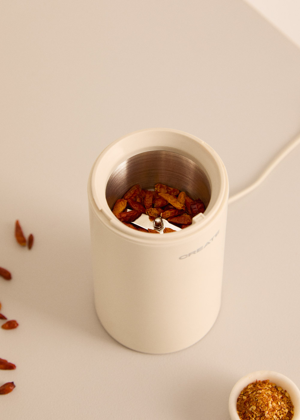 Accesorio blanco para molinillo de especias/café con chiles rojos y cuchillas.