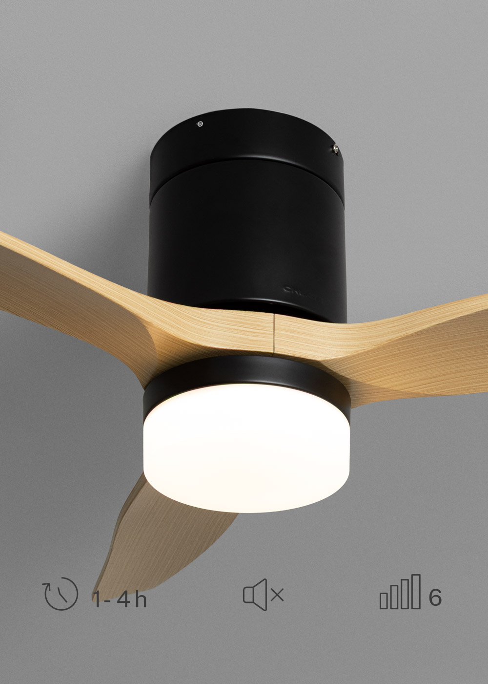 Moderno ventilador de techo negro con aspas de madera y luz LED integrada.