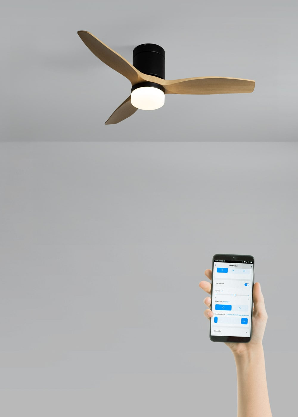 Ventilador de techo con aspas de madera y luz, controlado por smartphone.