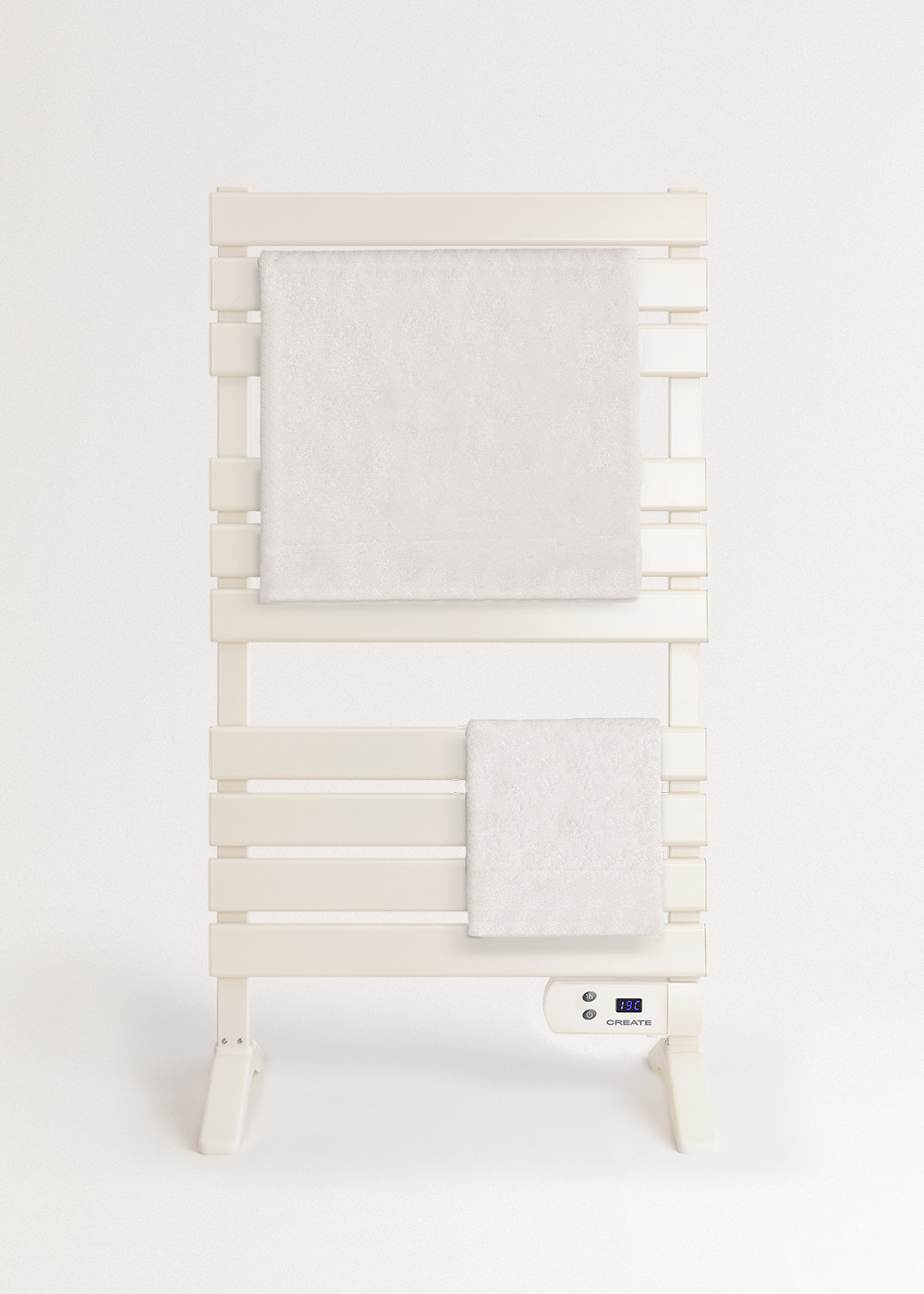 Un toallero eléctrico blanco con dos toallas blancas y pantalla digital.