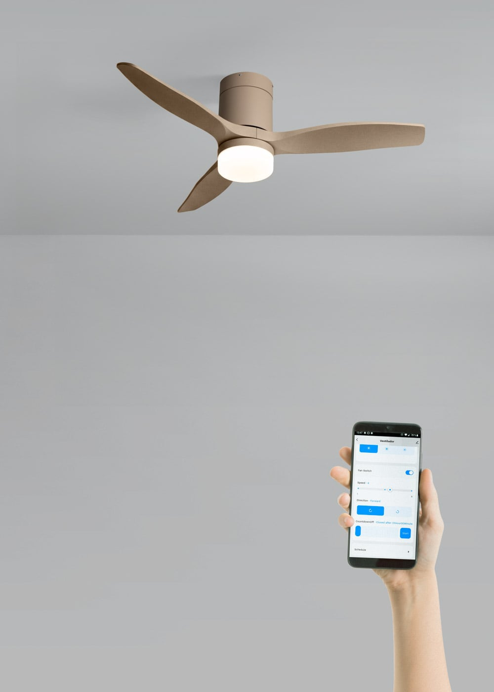 Un ventilador de techo beige con luz, controlado por una app móvil.