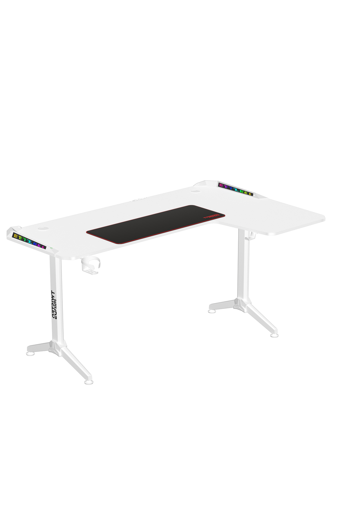RGB aydınlatmalı beyaz L şeklinde bir oyuncu masası ve siyah mousepad.