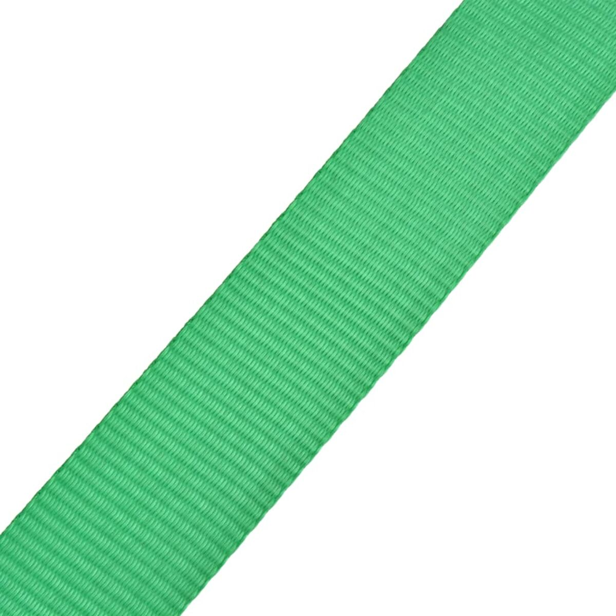 Una cinghia verde brillante testurizzata corre diagonalmente su uno sfondo bianco.