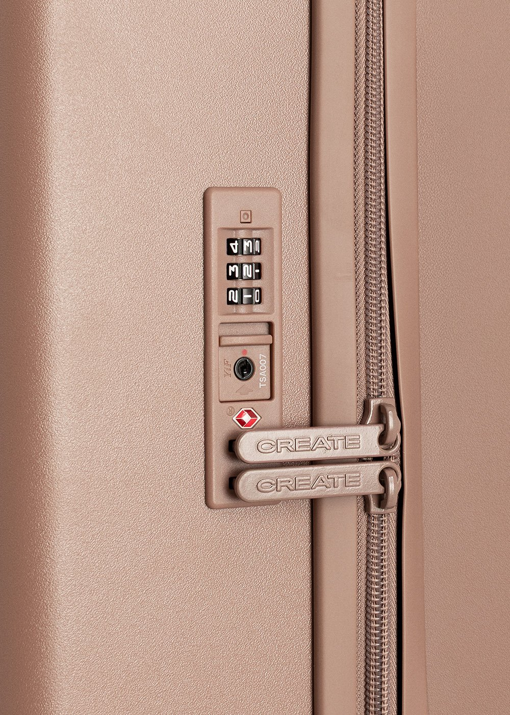 Maleta color oro rosa con cerradura TSA y cremallera. La cerradura muestra los números '3', '2', '0'.