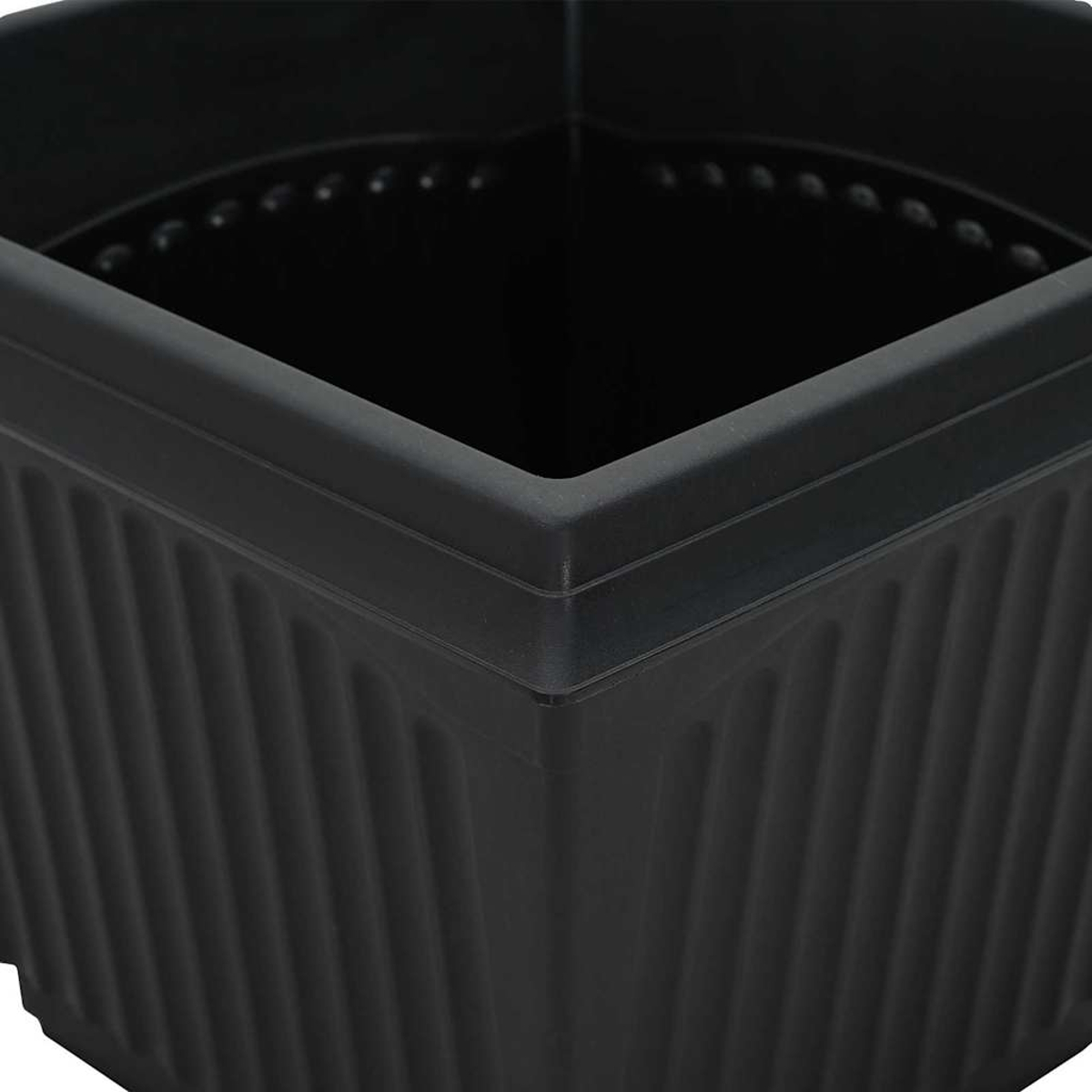 Un fioriera quadrata in plastica nera con lati scanalati e un bordo.