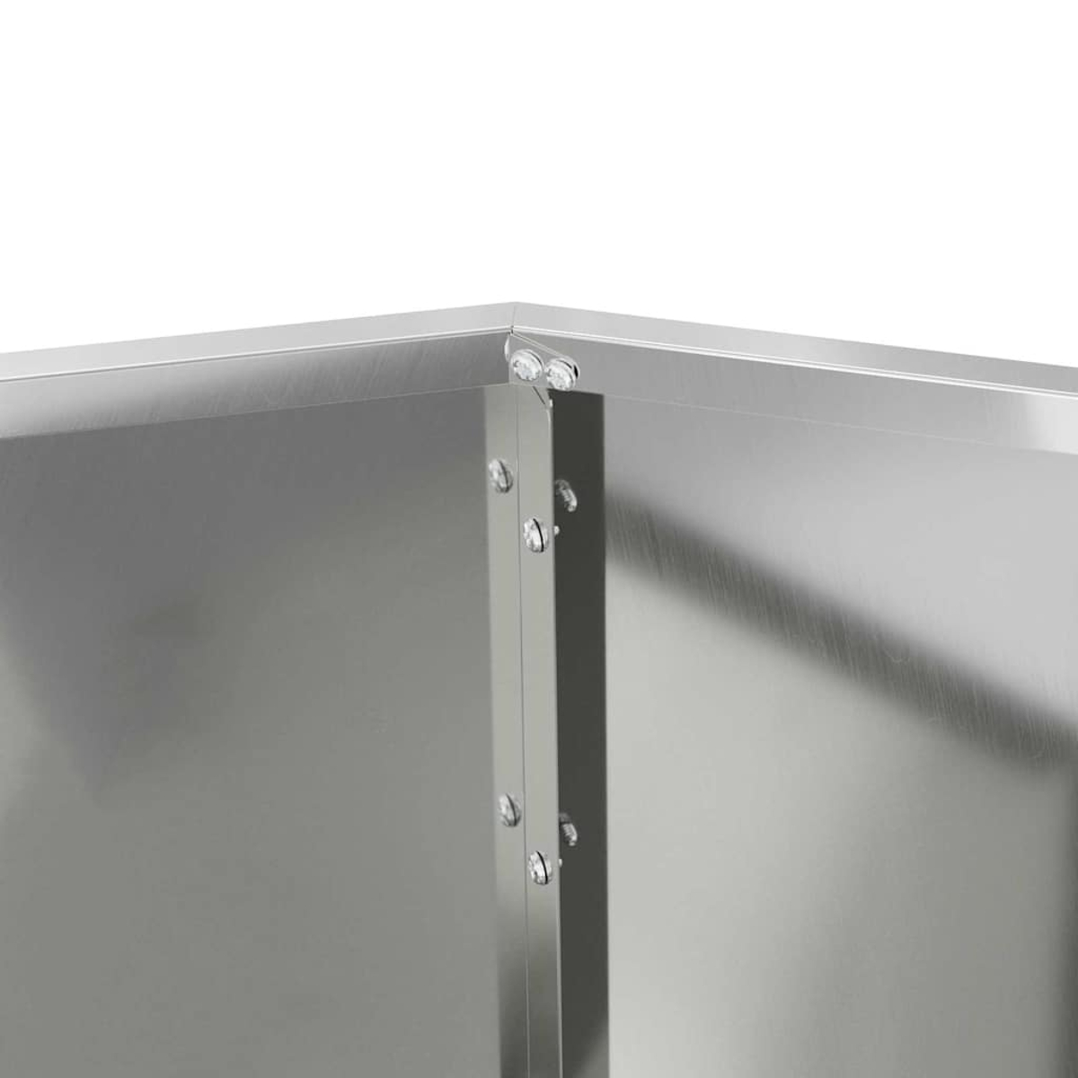 Primo piano di un angolo in metallo spazzolato con rivetti visibili e sfondo bianco.