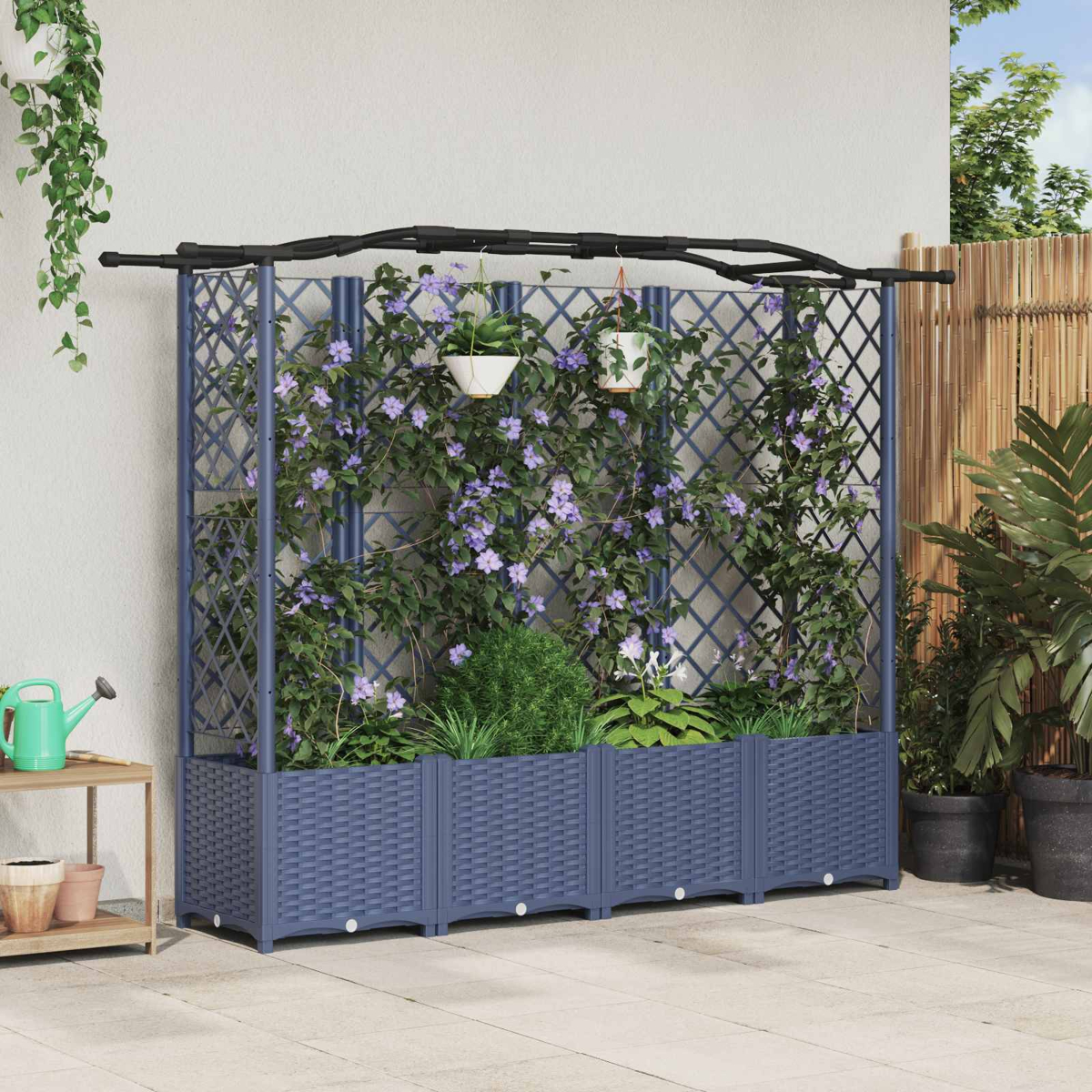 Ein blauer Spalier-Pflanzer mit lila Blumen, grünen Pflanzen und Hängekörben.