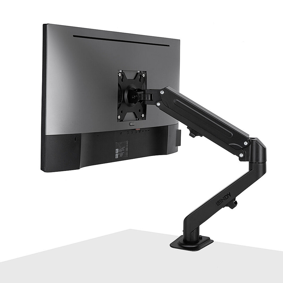 Schwarzer Monitorarm, der an der Rückseite eines Monitors befestigt ist und auf einem Tisch steht.