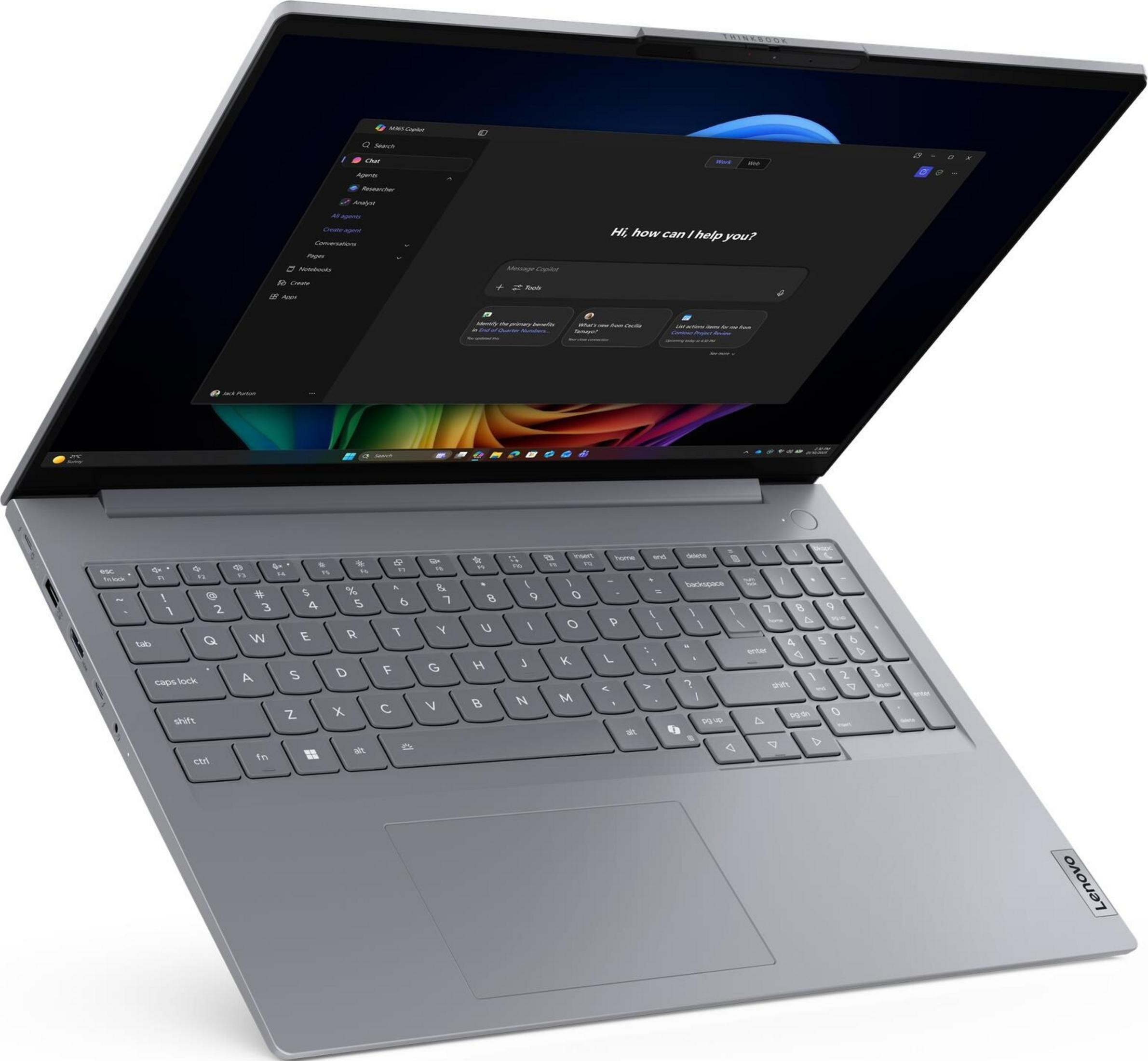 Ein silberner Laptop mit geöffnetem Bildschirm, der eine Benutzeroberfläche mit Text und Symbolen anzeigt.