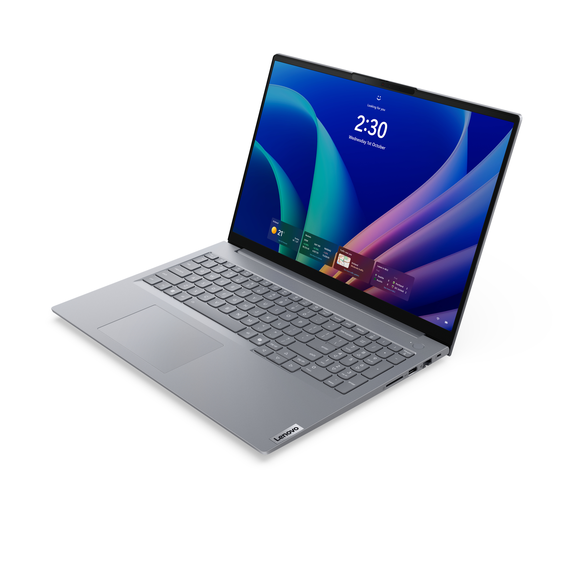 Ein graues Lenovo-Laptop mit beleuchtetem Bildschirm, der eine Uhrzeit und Widgets anzeigt.