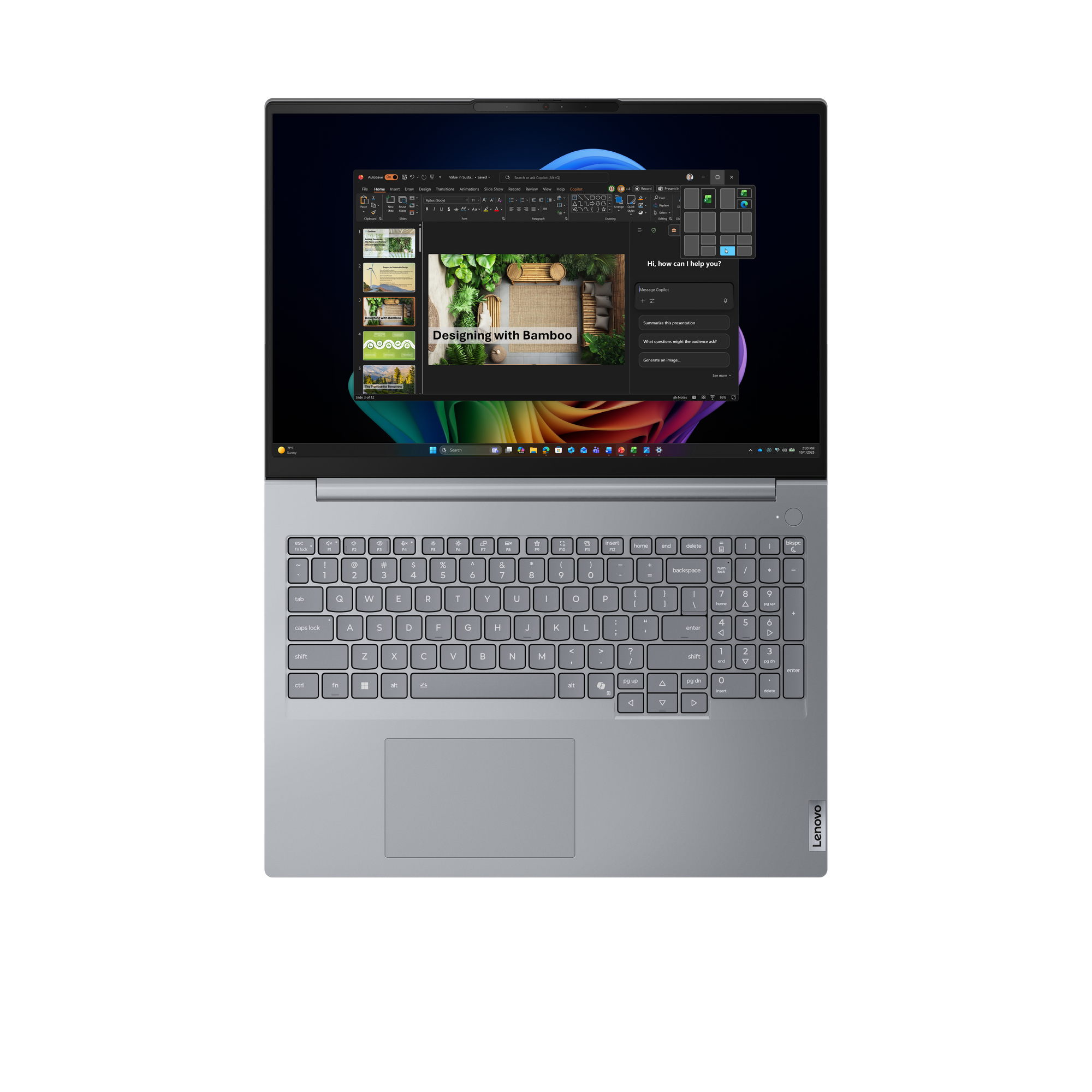 Ein silberner Laptop mit einem hell erleuchteten Bildschirm, der eine Präsentation zeigt.