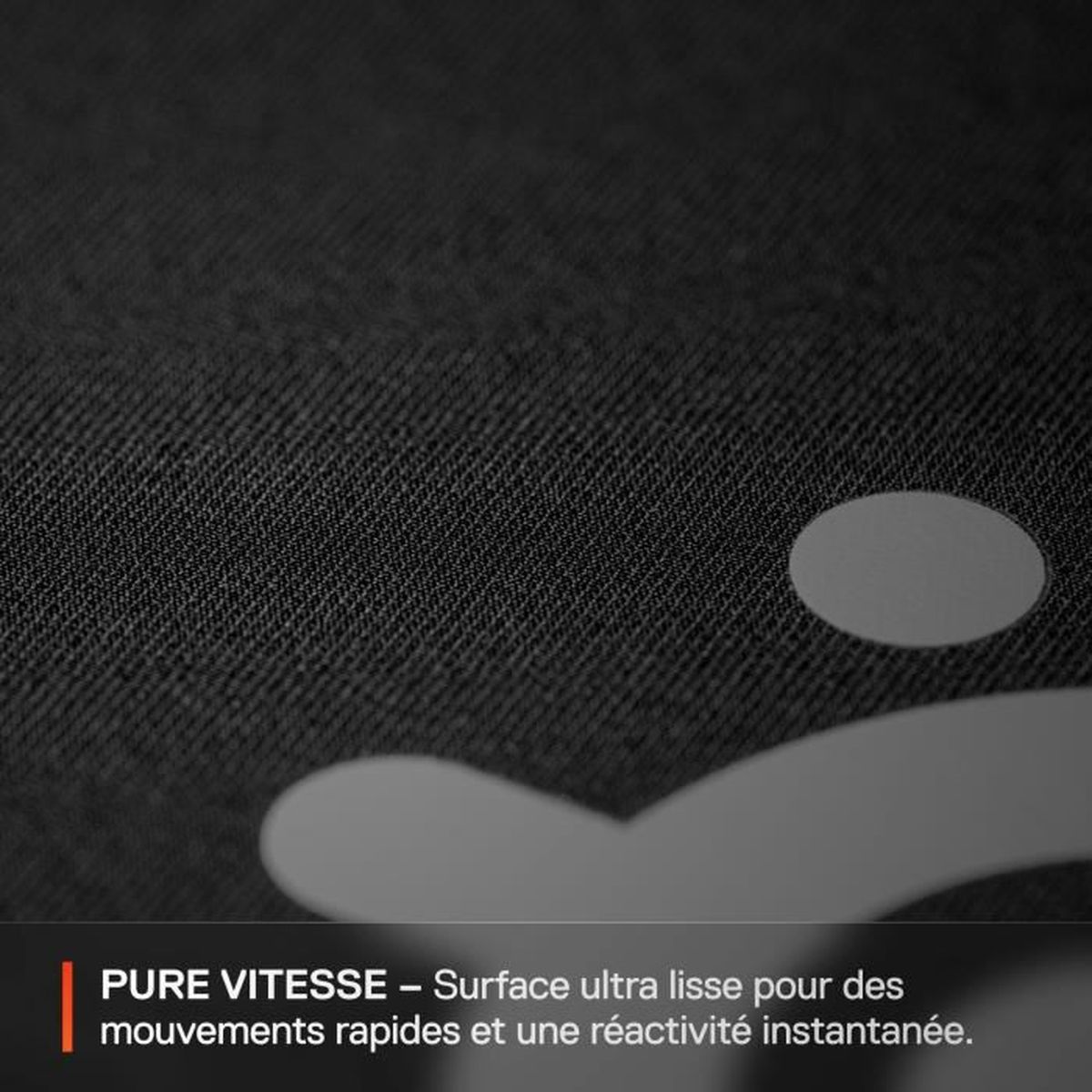 Surface noire texturée avec cercle et arc blancs. Texte en bas.