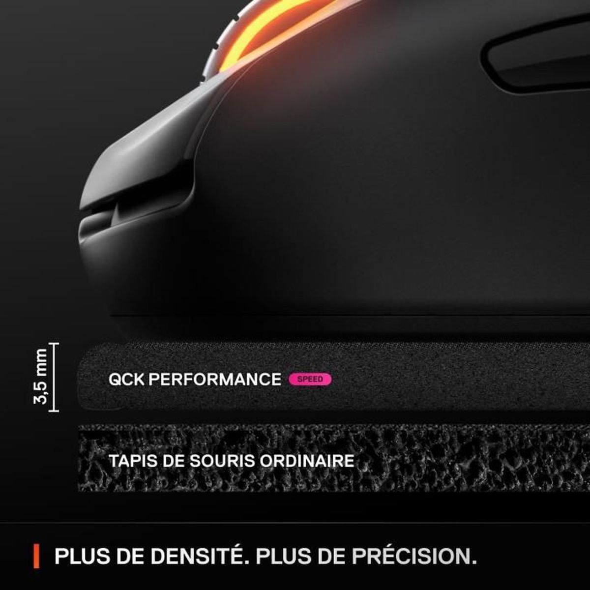 Gros plan d'une souris gaming noire et comparaison de densités de tapis.