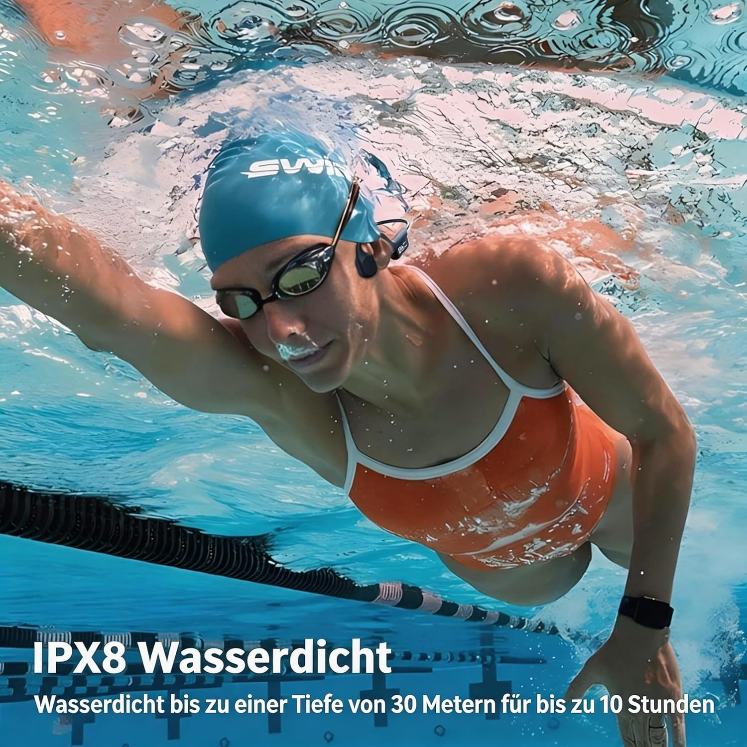Frau schwimmt in einem Pool mit blauer Badekappe, Schwimmbrille und orangefarbenem Badeanzug.