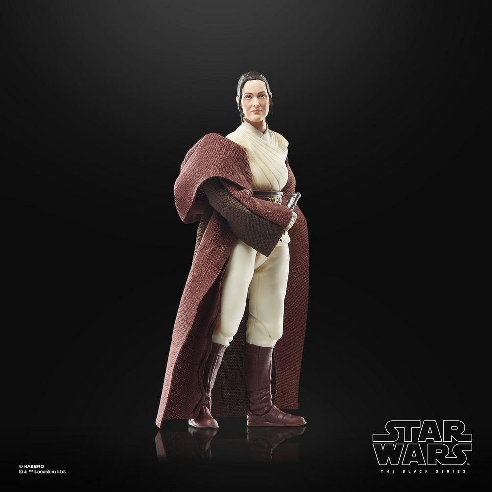 Figura de acción de Padmé Amidala con túnica marrón y traje blanco, sosteniendo un sable de luz.