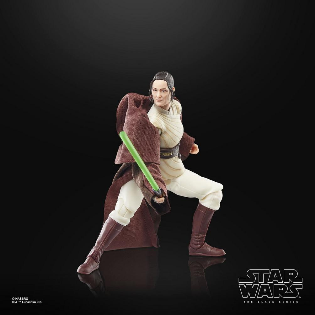 Figura de acción de Star Wars con sable de luz verde y túnica marrón.
