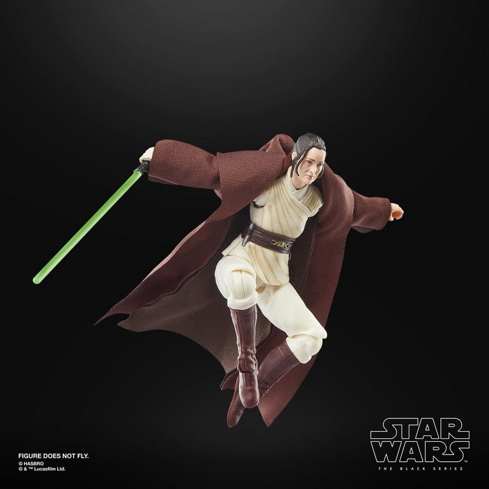 Figura de acción con túnica marrón, túnica blanca y sable de luz verde.