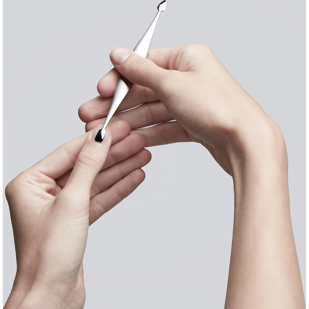 Mani con strumento per manicure