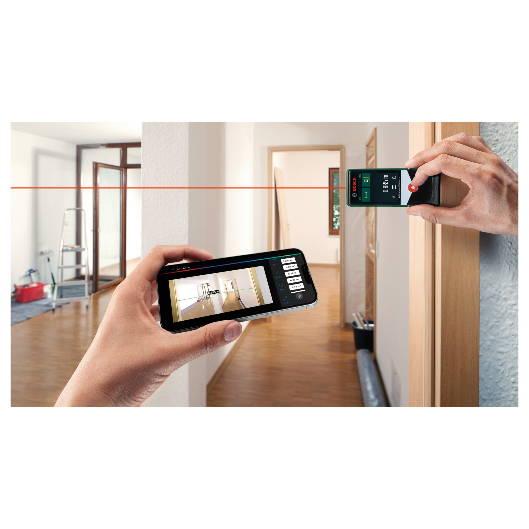 Une personne mesure une distance avec un télémètre laser Bosch et une app.