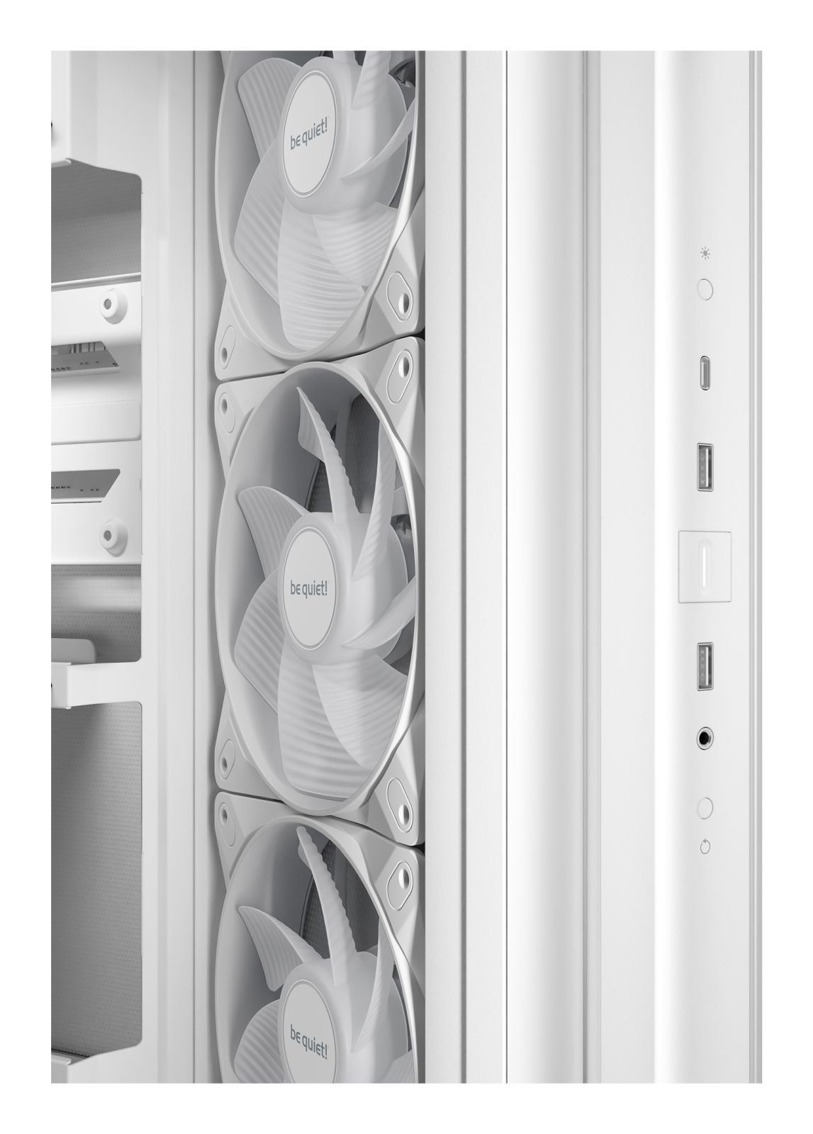 Weiße Computerlüfter mit Logo, rechts davon ein Panel mit Anschlüssen.
