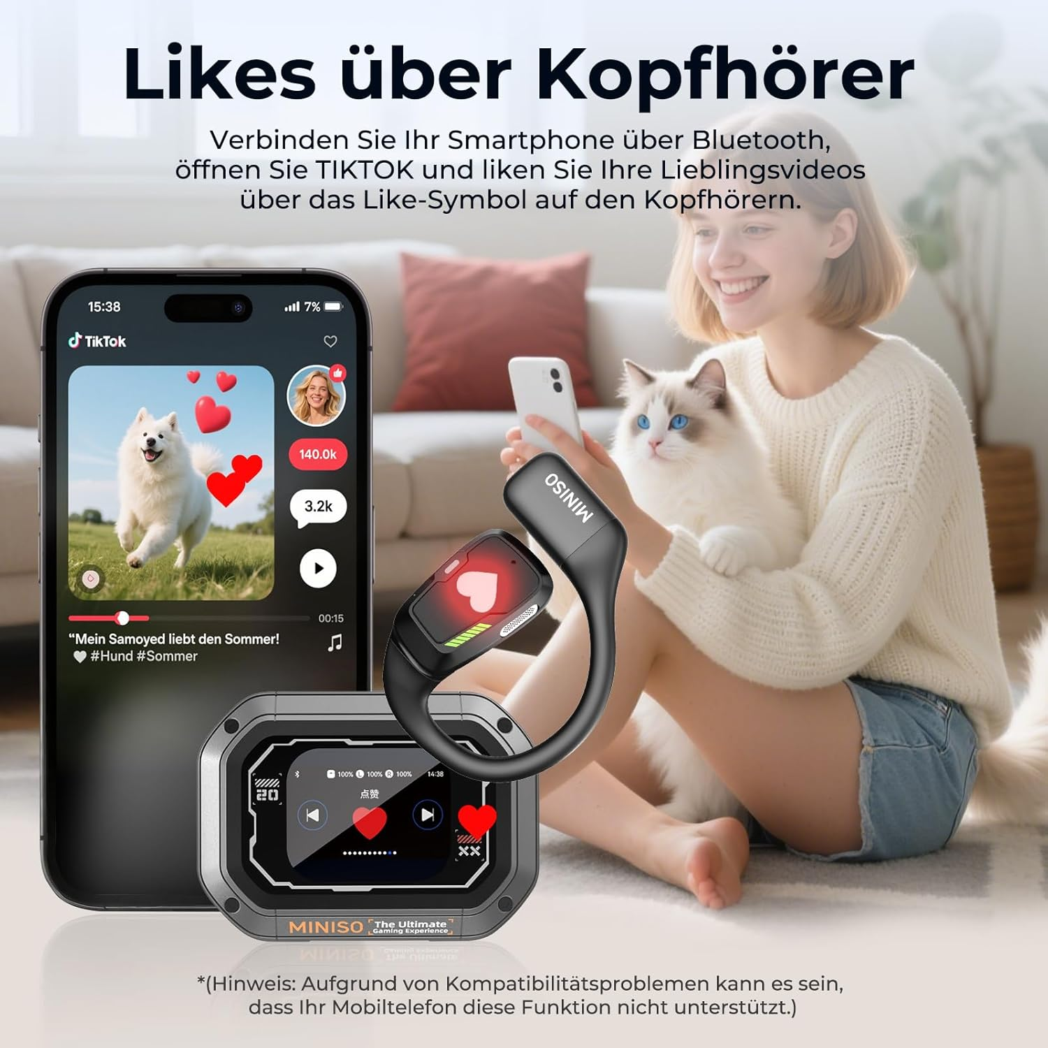 Frau mit Katze und Handy, zeigt Kopfhörer mit Herz-Symbol und Touchscreen.